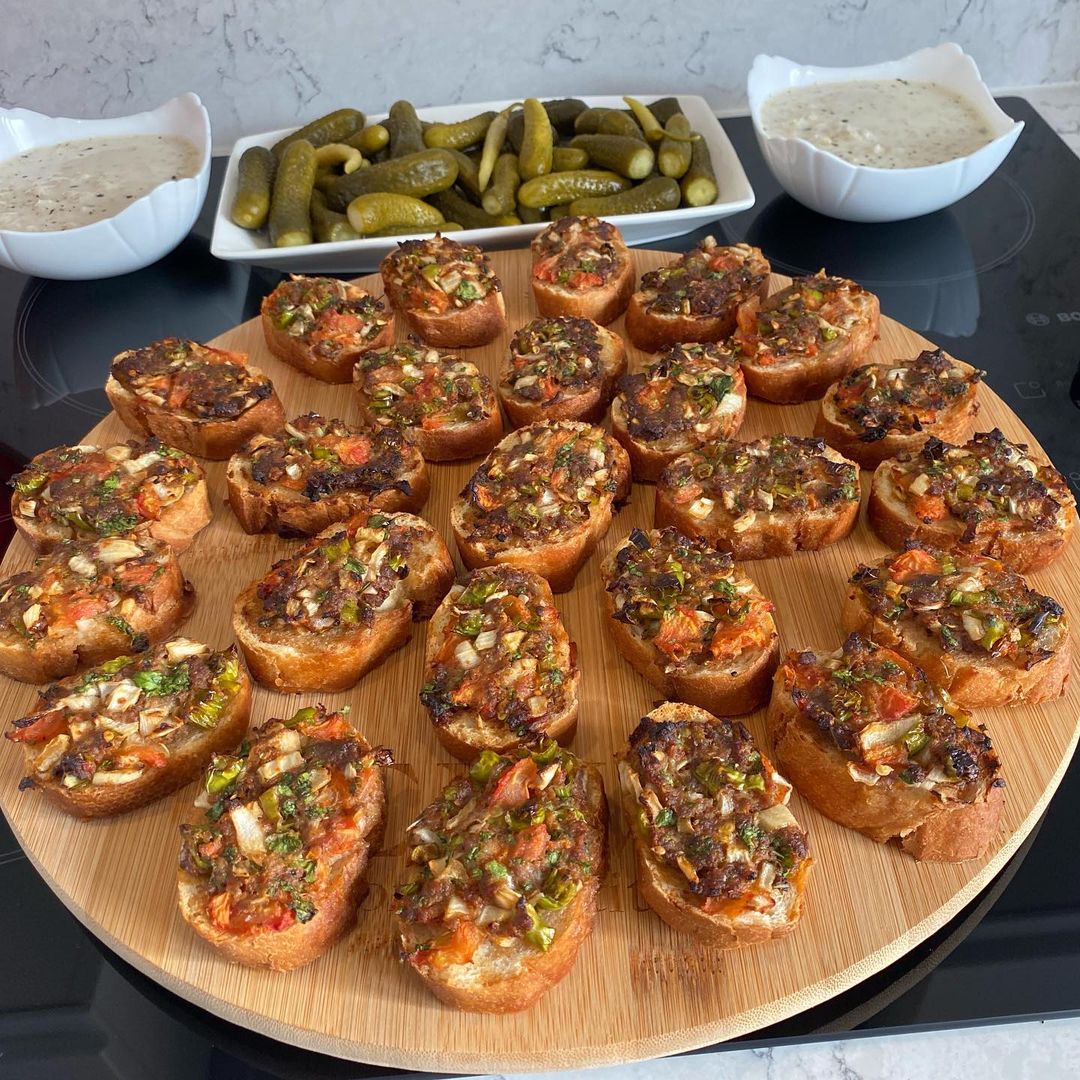 Bayat Ekmeklerle Pratik Etli Ekmek