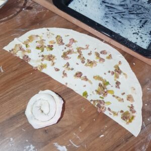 Ev Yapımı Pırasalı Kıymalı Börek