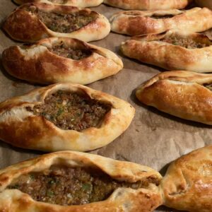 Mayalı Hamurdan Kıymalı Pide