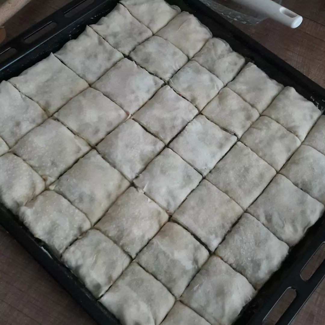 El Açması Tepsi Böreği