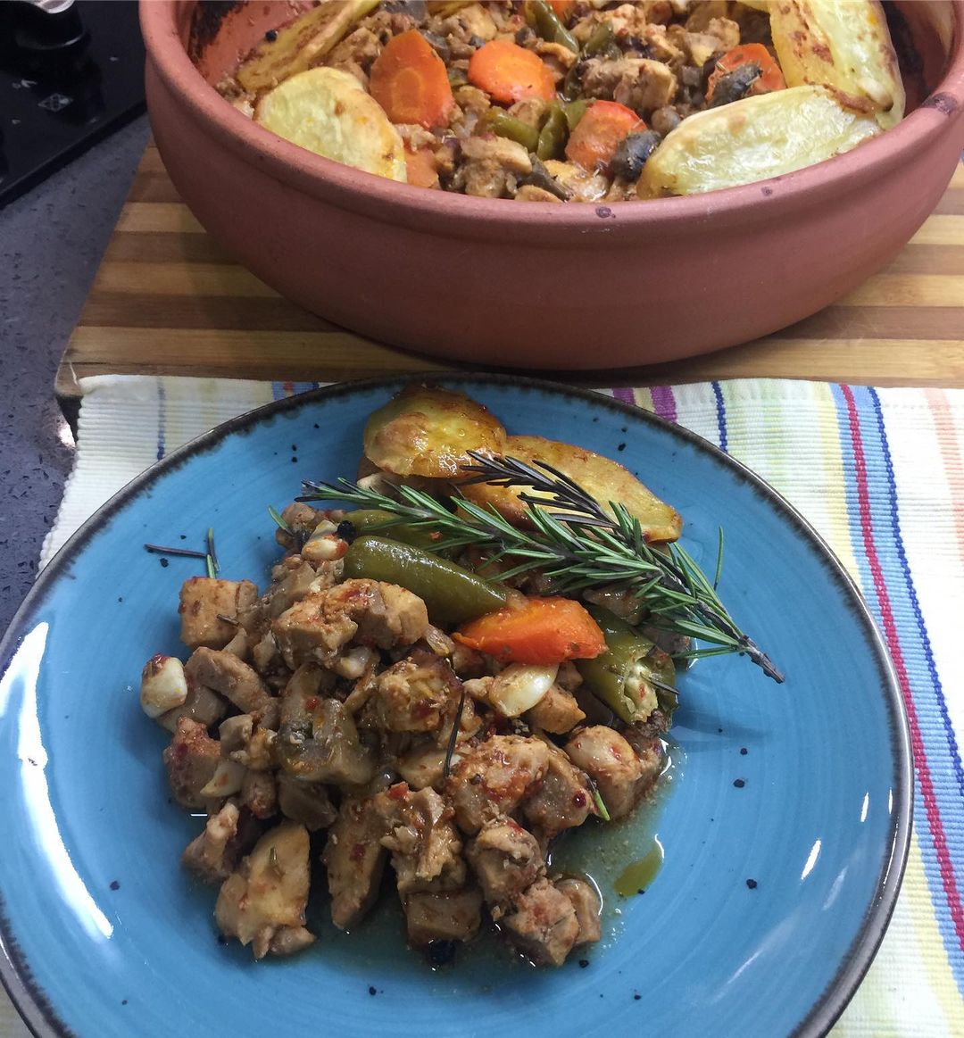 Güveçte Sebzeli Soslu Tavuk