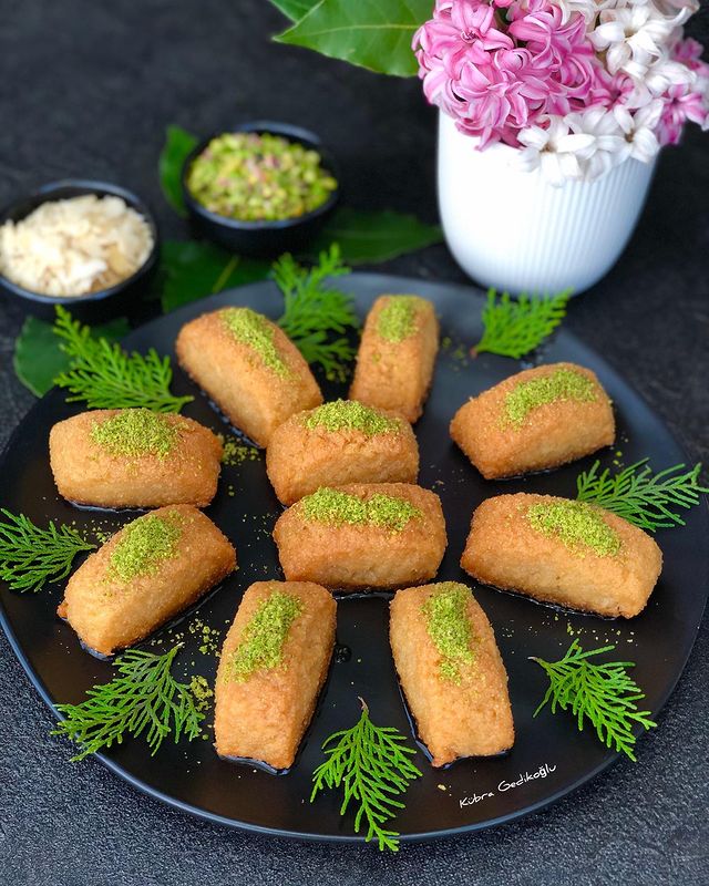 Şerbetli Kesme İrmik Tatlısı