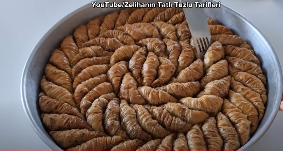 Bu Tatlının Yapımına Herkes Hayran Kaldı Yiyenler Tarif İstedi En Çıtır El Açması Baklava