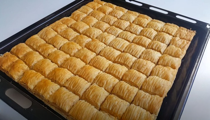El Açması 40 Kat Cevizli Ev Baklavası Katları Tek Tek Sayılan En Kolay Açılan Baklava Garanti Tarif