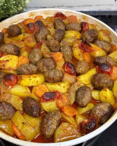 Fırında Köfteli Patates Yemeği 