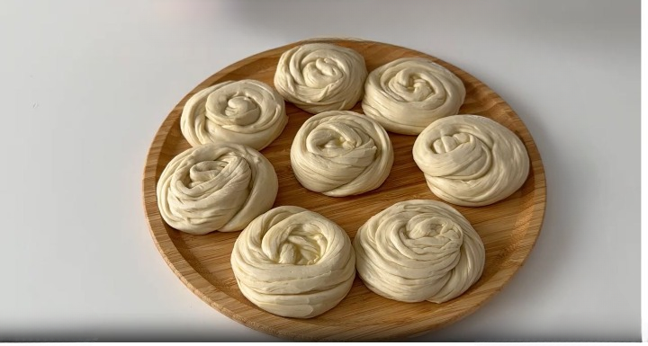 Un Su Yağ İle Kat Kat Tel Tel Ayrılan Katmer Tarifi